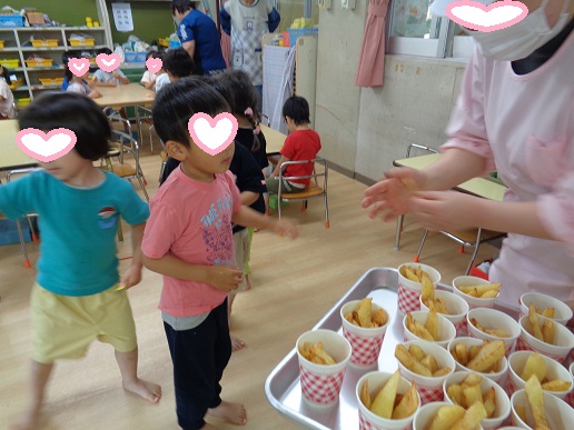 おやつのポテト屋さんでポテトをもらう様子