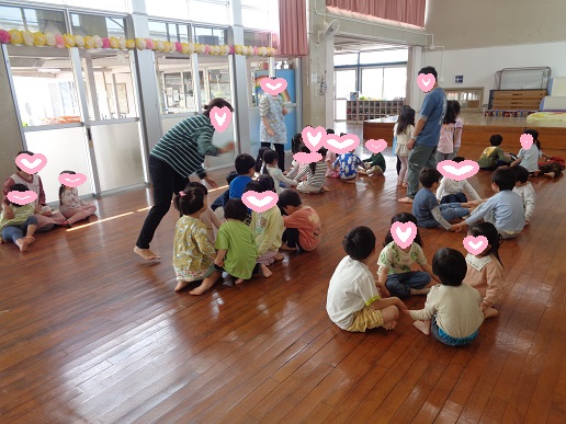 さくら組・すみれ組で手つなぎゲームを楽しむ様子