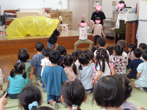 大型絵本を再現する様子