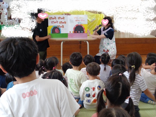 トンネルをくぐると逆さ言葉になる大型絵本を楽しむ様子