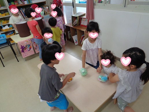 綿あめ屋さんごごっこを楽しむ様子