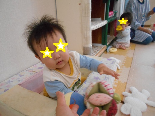0歳児ボール遊び