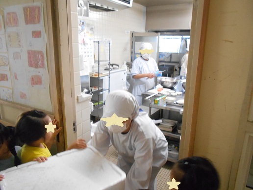 とうもろこしを給食室へ運ぶ