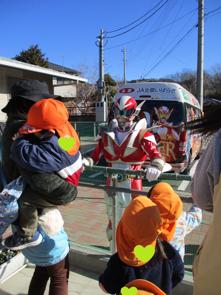 小さい子とイバライガー