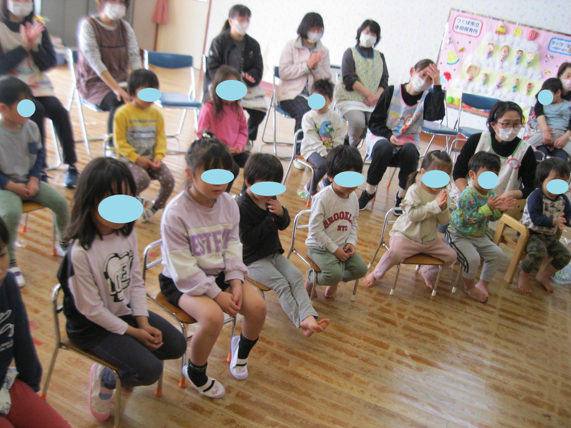 ピアノ演奏を聴く姿