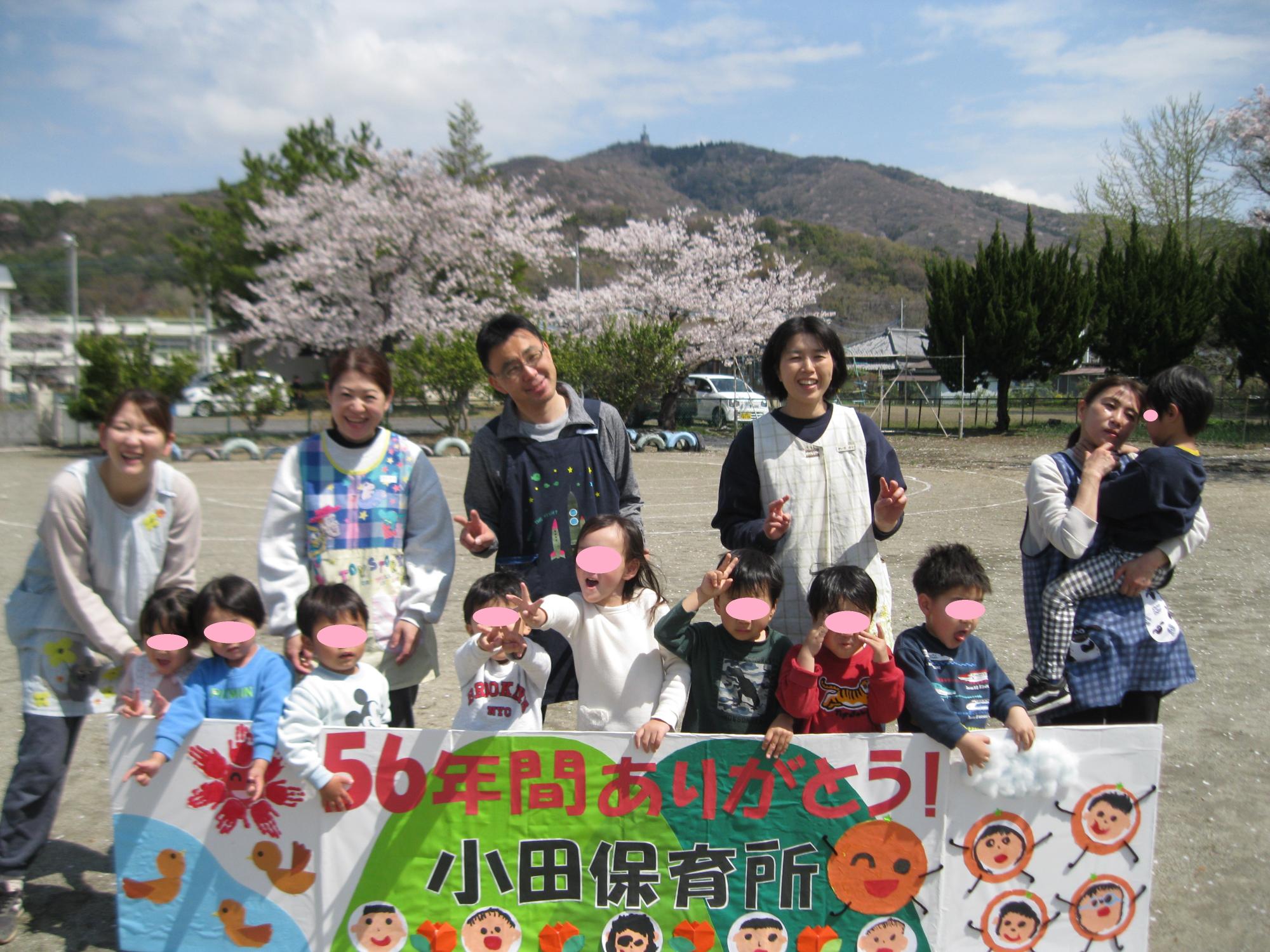 桜の木の前でみんなで記念写真を撮りました。