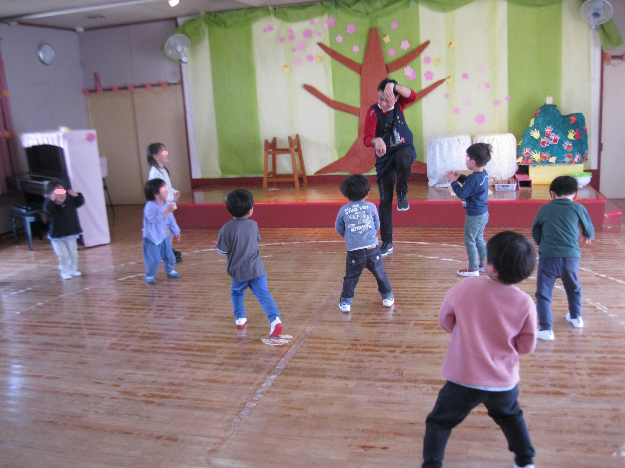 昆虫太極拳という踊りをみんなで踊っているところです。