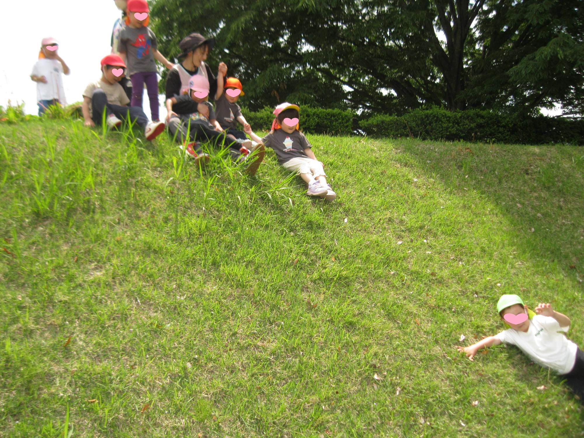 みんなで芝滑りを楽しんでるところです。