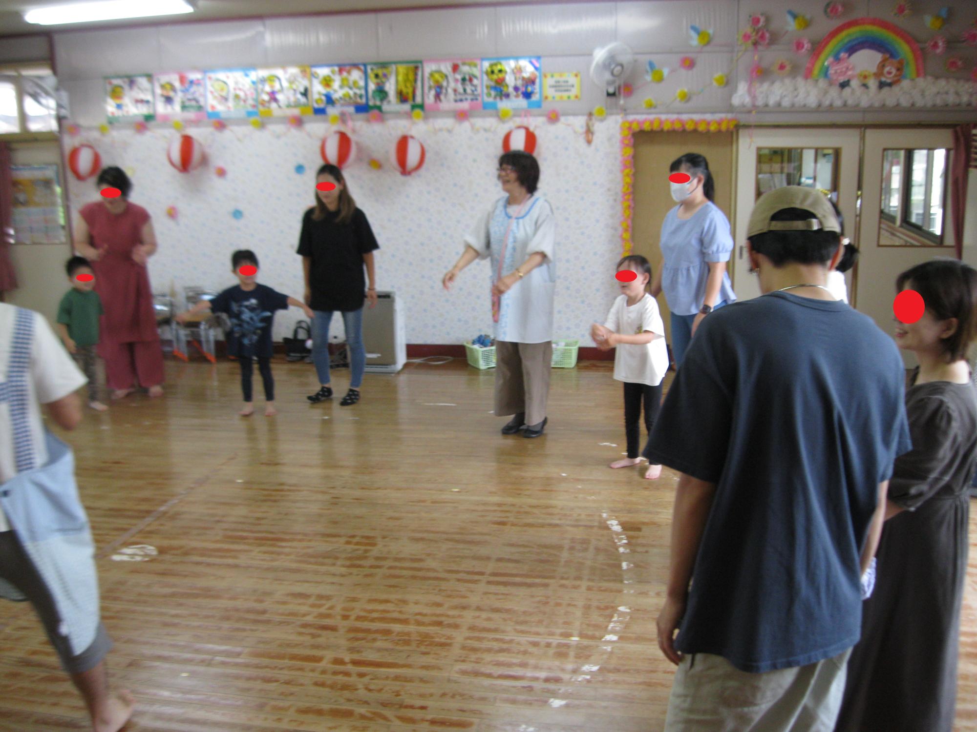ホールで親子ダンスをしています。