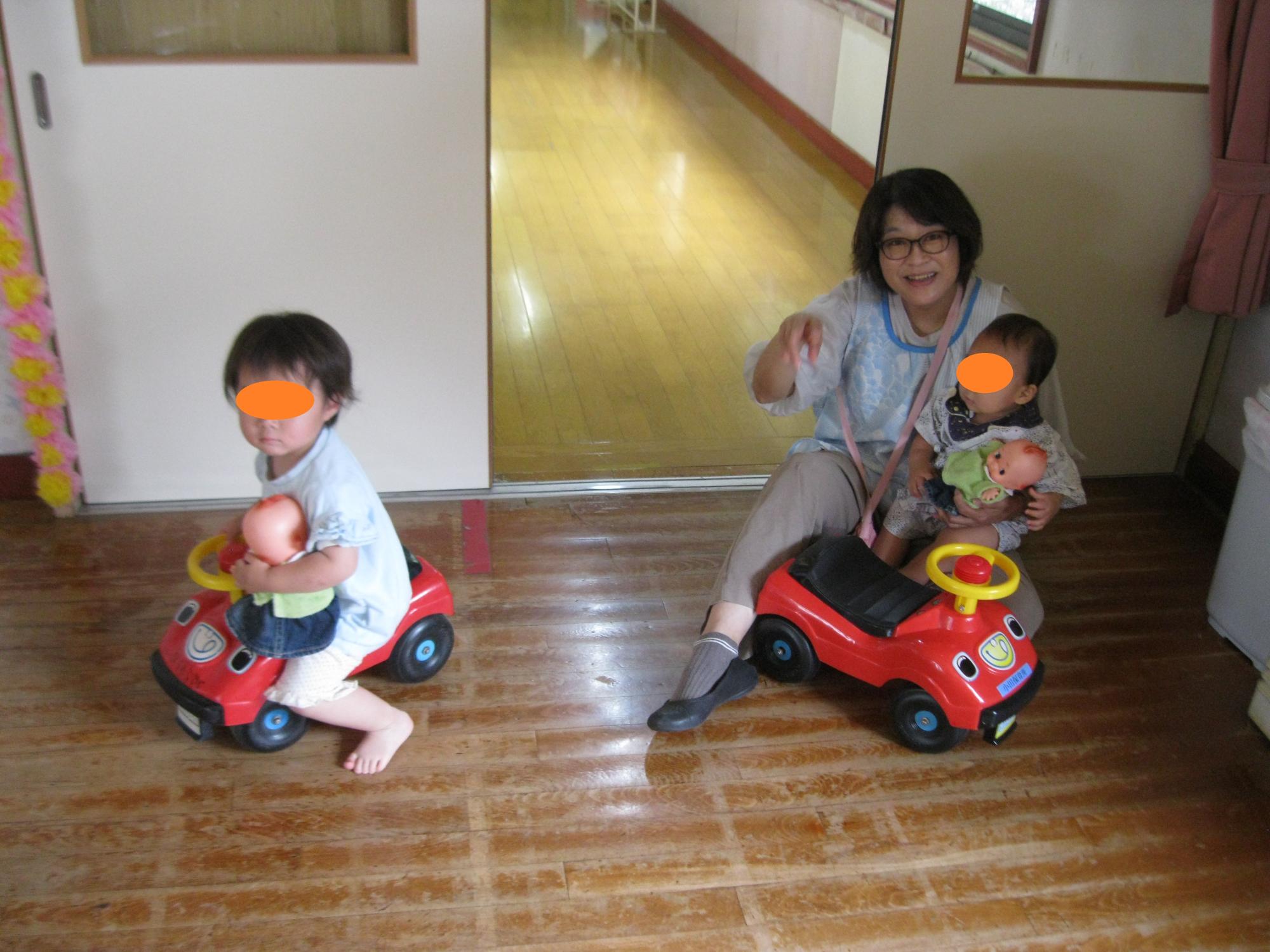 所長先生とお友だちも車に乗って遊びだすところです。