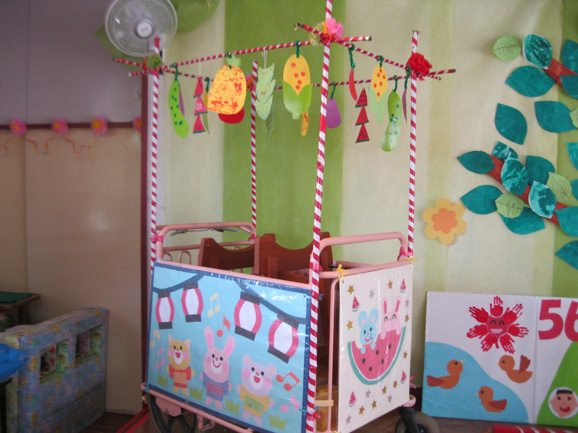 1歳児クラスのお友だちが指スタンプをした野菜の制作を飾った山車です。