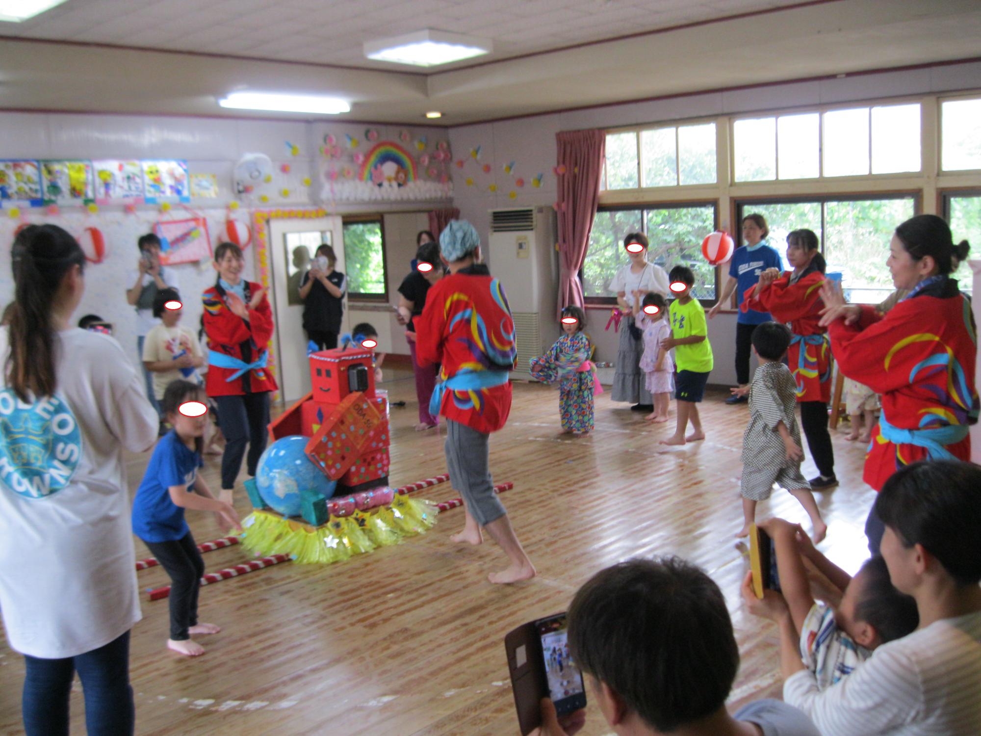 夏まつりで、みんなで盆踊りをしているところです。