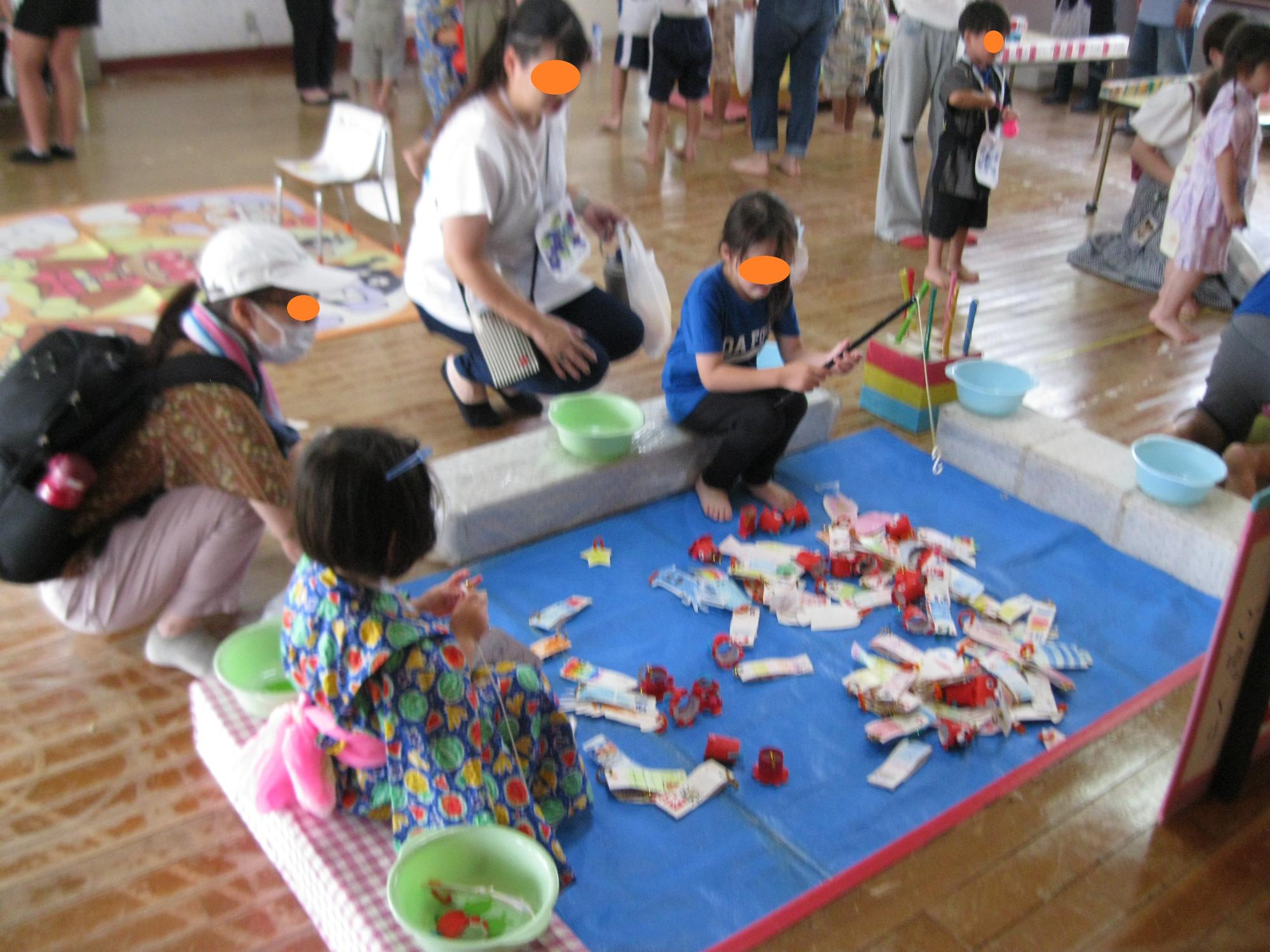 夏まつりで模擬店の魚釣りゲームを楽しんでいるところです。