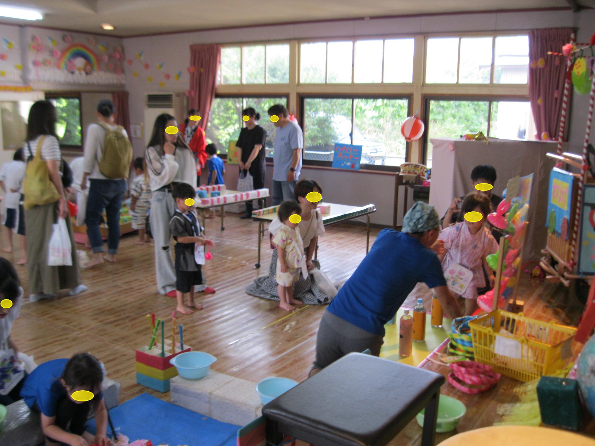 夏まつりで輪投げをたのしんでいるところです。