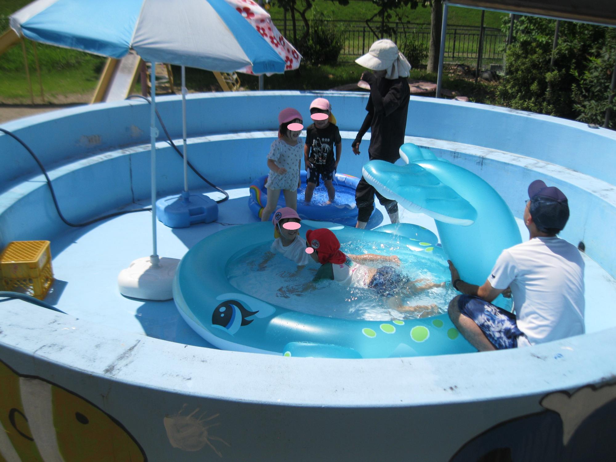 プールに入って気持ちよさそうな子どもたちです。