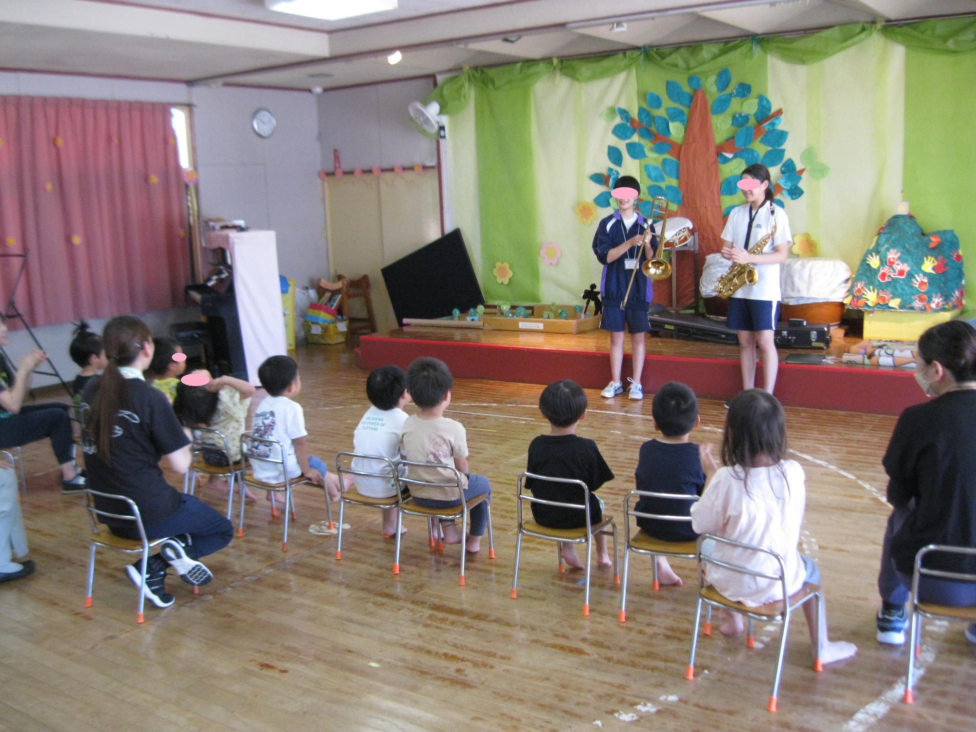 職場体験の中学生と触れ合って遊びました。