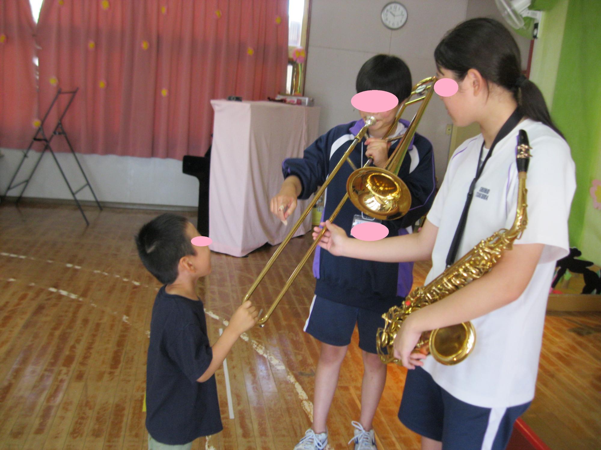 中学生が得意な楽器の演奏を披露してくれたり、楽器に触らせてくれました。