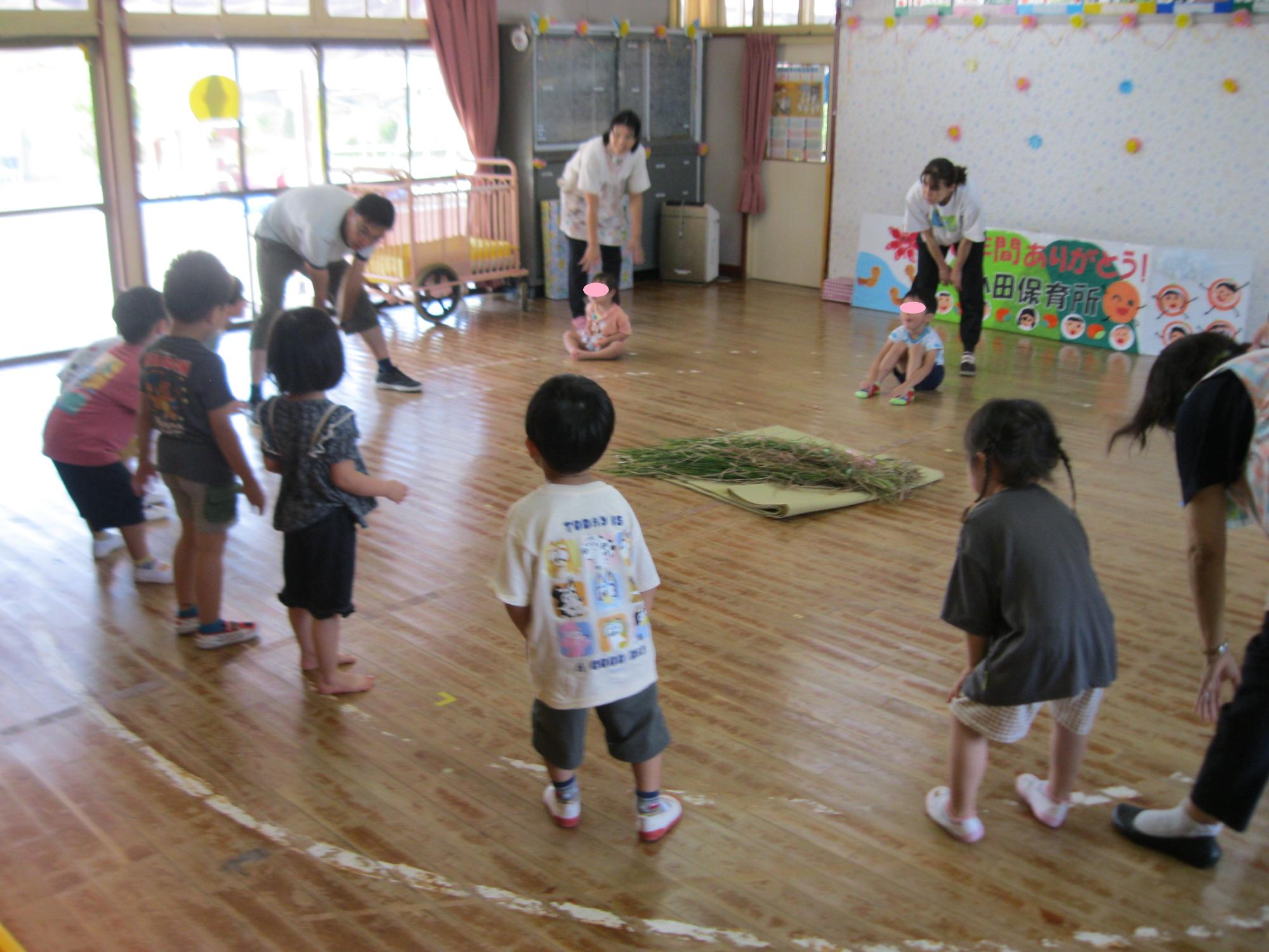 稲を囲んで収穫を祝い、みんなで踊りました。
