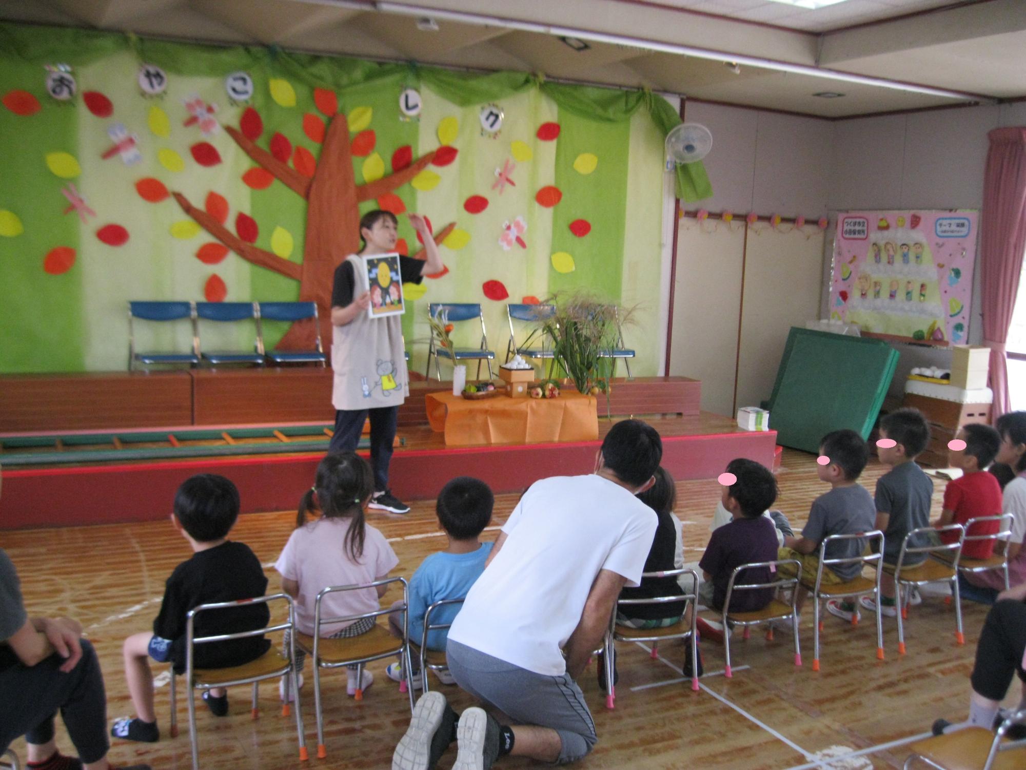 お月見の由来を学んでいる所です。