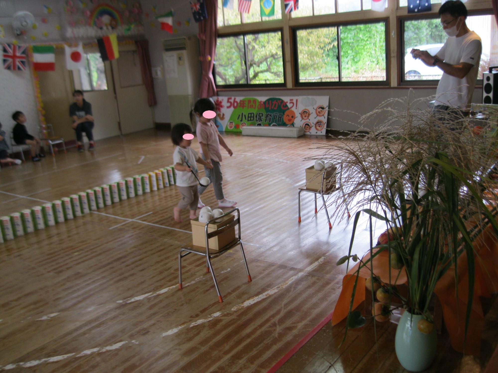 お団子運びリレーをしました。