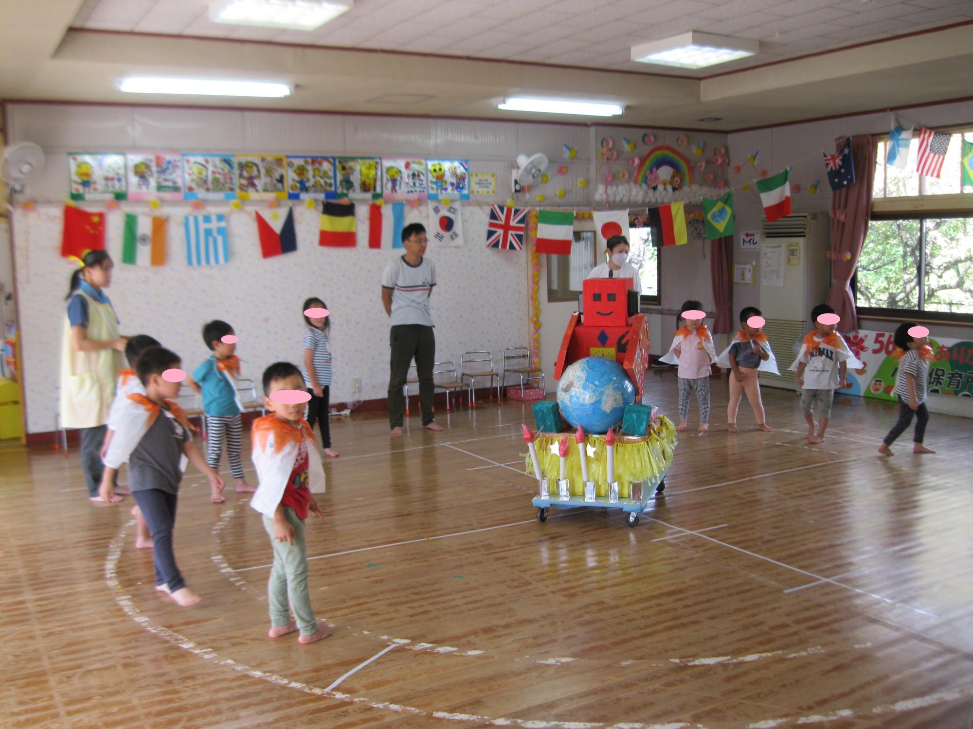 親子レクリエーションのオープニングの様子です。