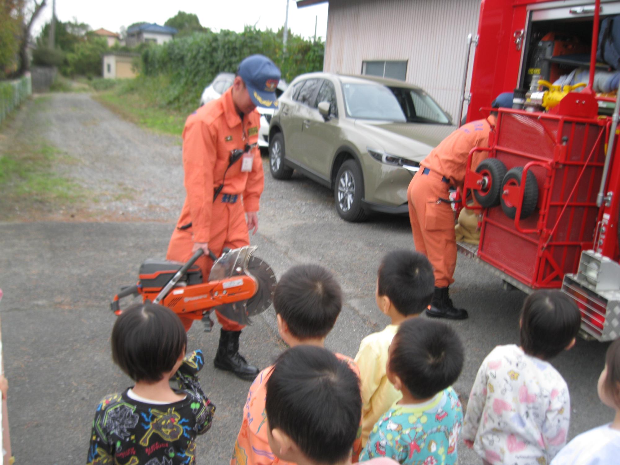 消防車の中の道具をみせてもらっているところです。