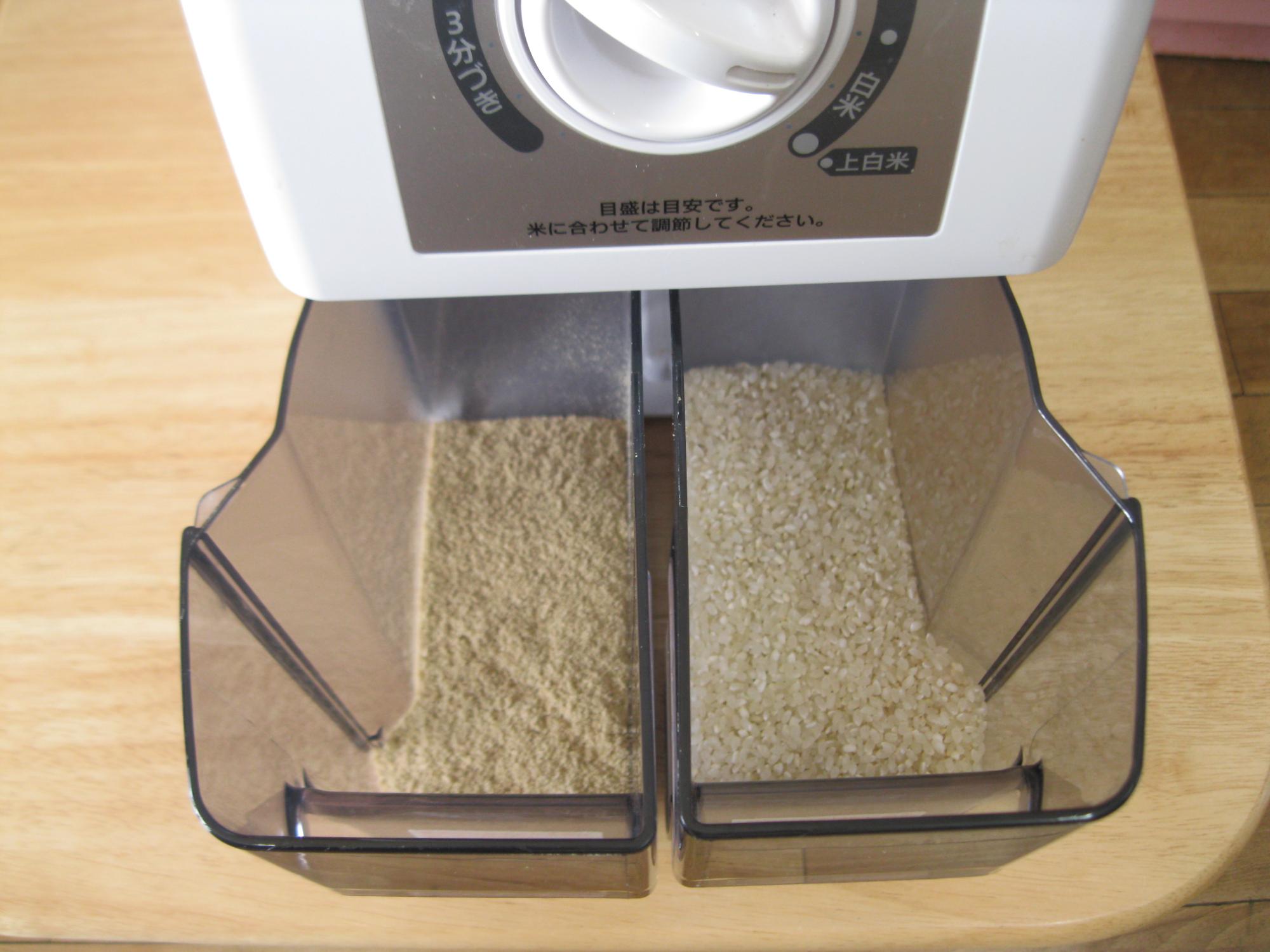 玄米を精米器で精米しました。