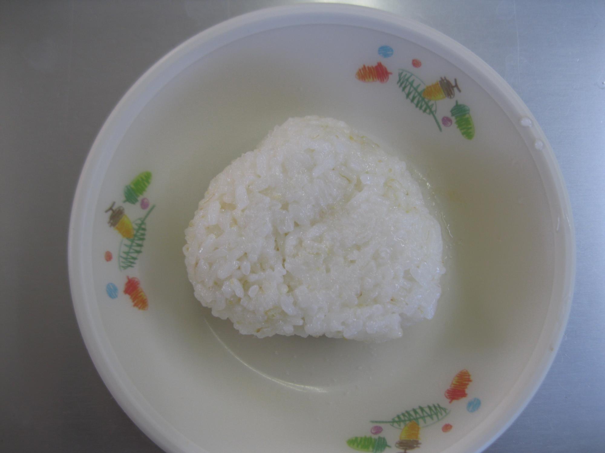 精米したお米をおにぎりにしてみんなで味見しました