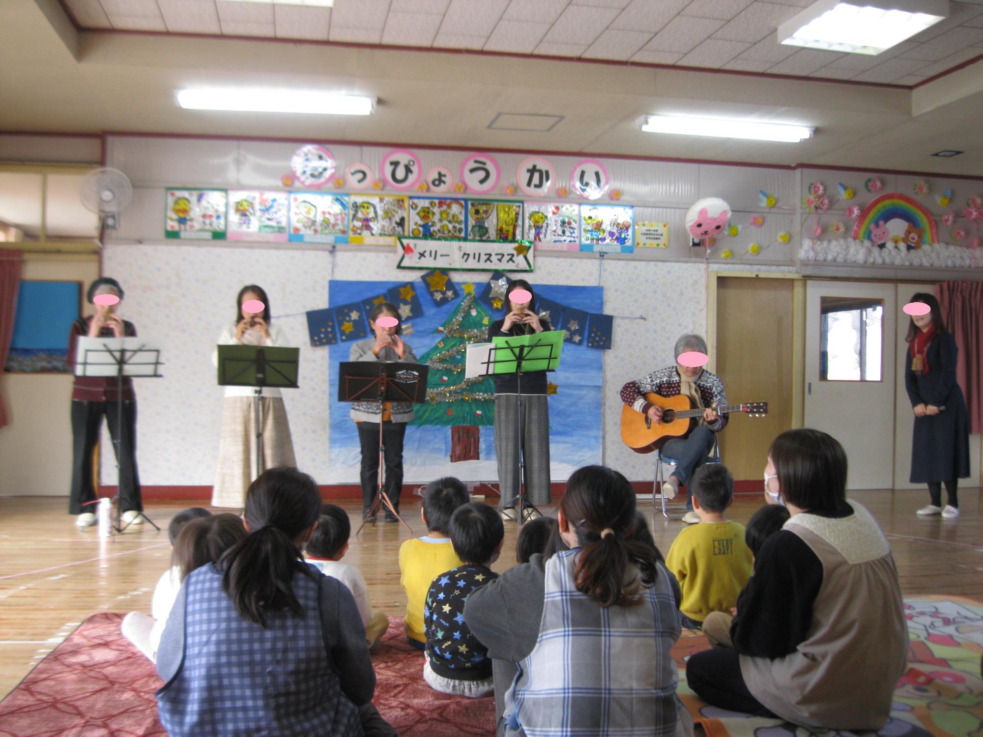 樹音という楽器の演奏をきいているところです。