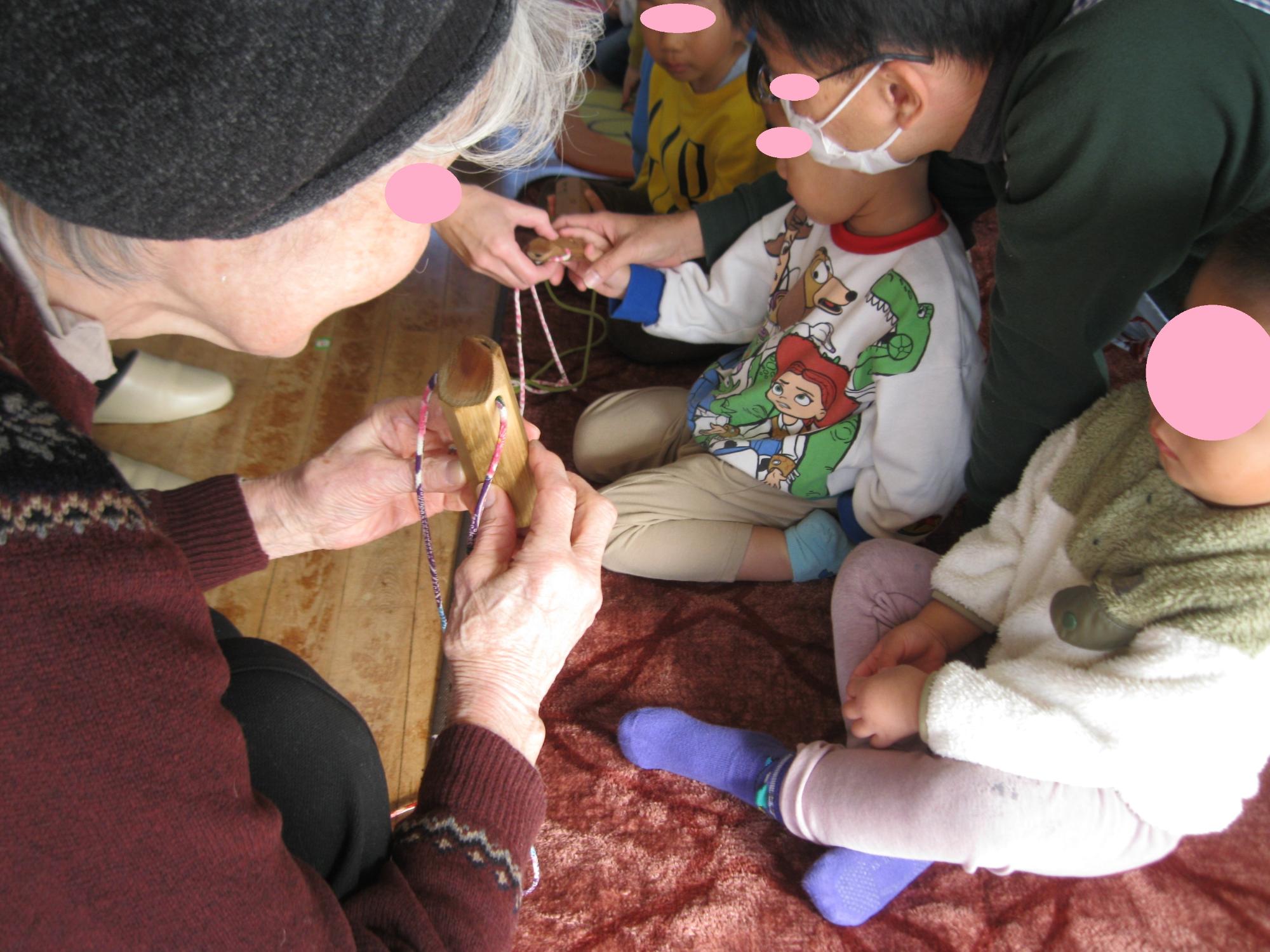 演奏の後、楽器を実際に触らせてもらいました。