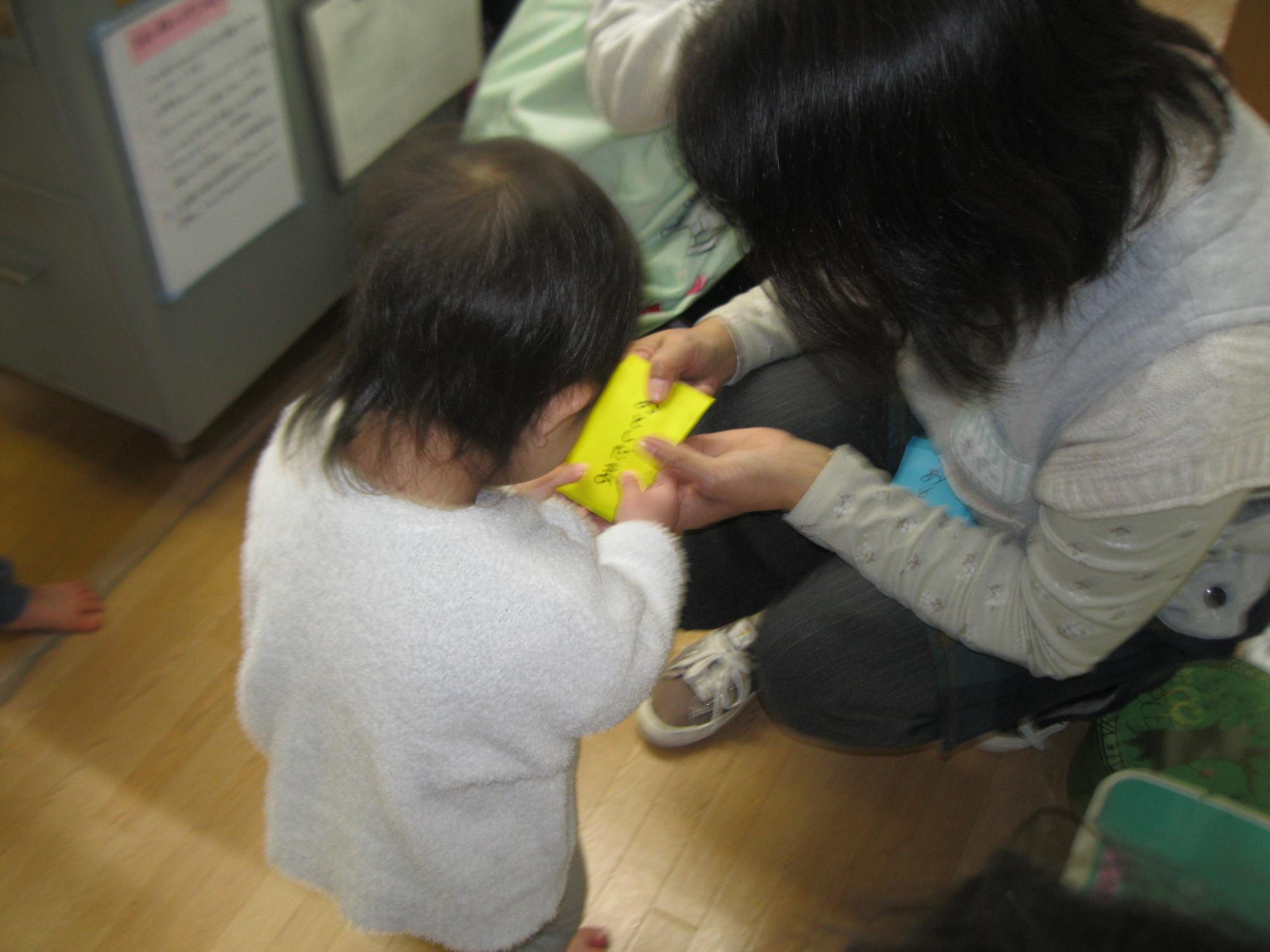 所長先生におもちゃのお金のお年玉をもらっているところです。