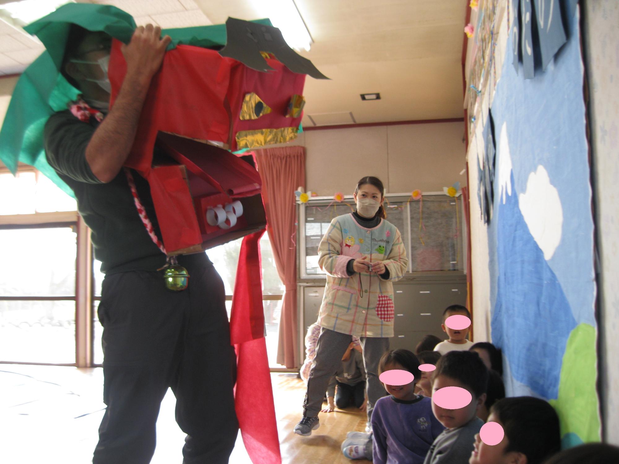 手作りの獅子舞で厄払いをしているところです。