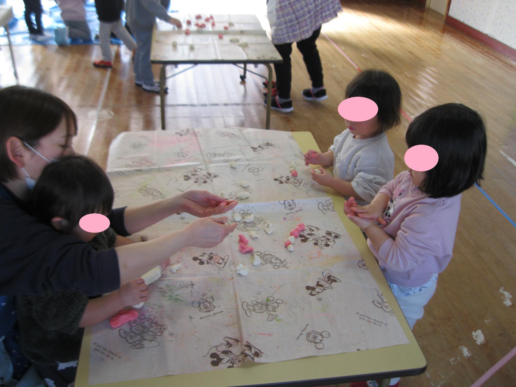 小麦粉粘土をおもちに見立てて、お団子のように丸めました。