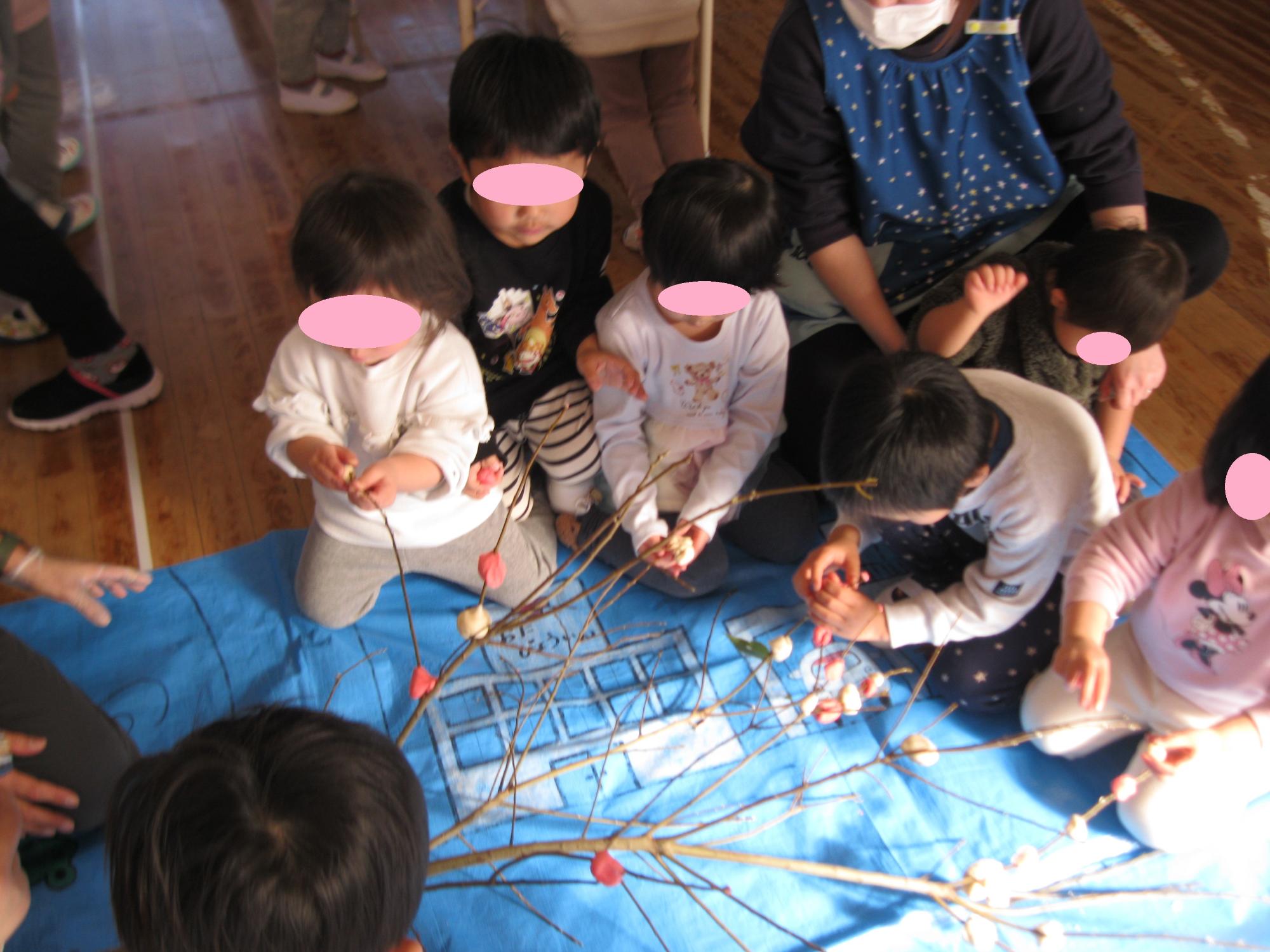 お団子にした餅を、木にならせました。