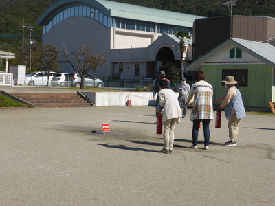 職員が水消火器で訓練をしている写真