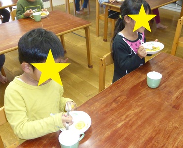 おやつを食べる子どもたちの写真