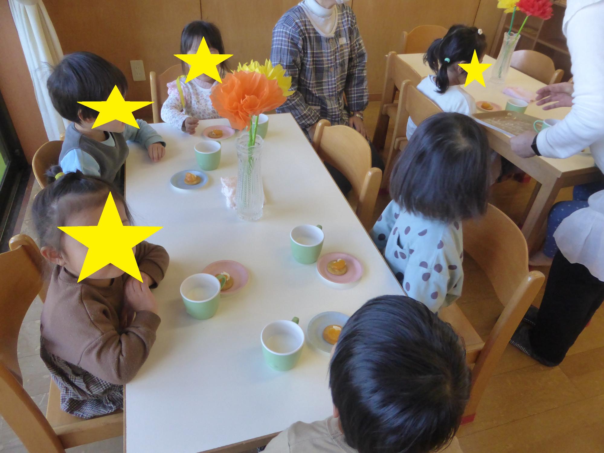 子どもたちが、軽食を食べています。