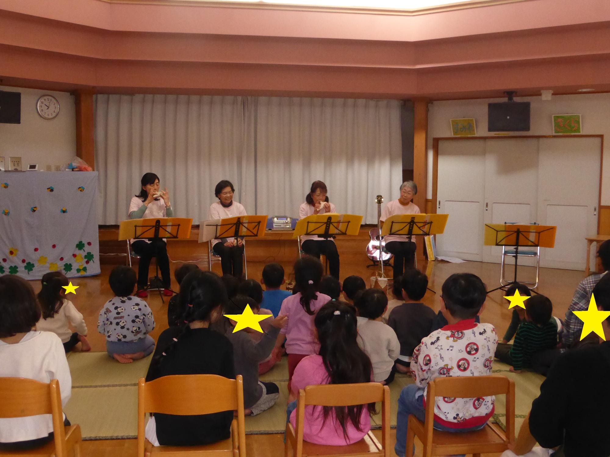 子どもたちが、オカリナ演奏会をきいています。