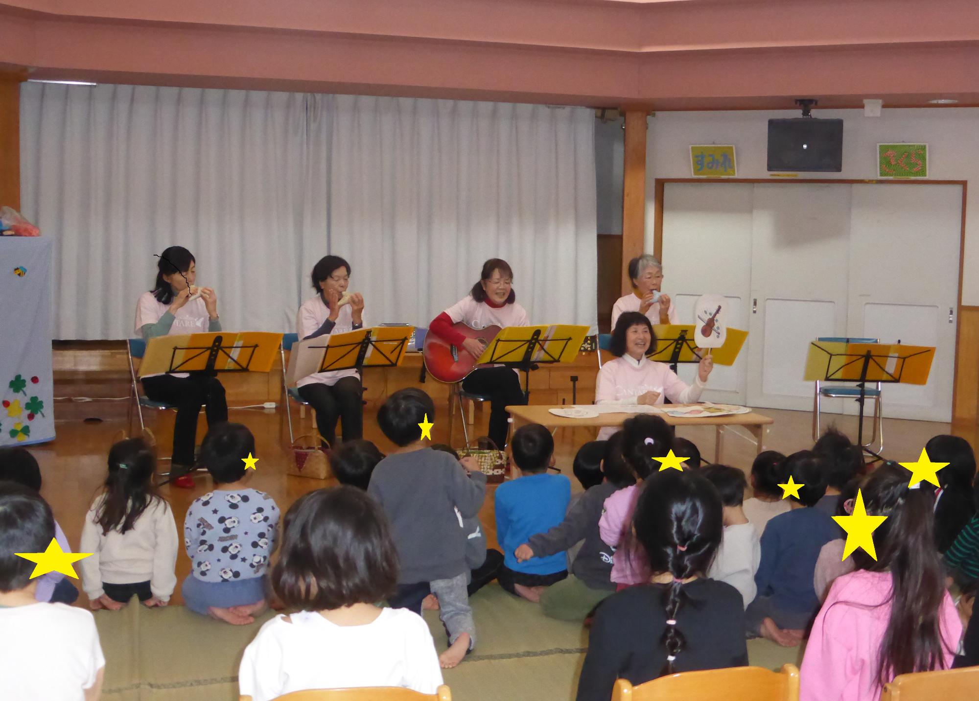子どもたちがペープサートをみながら、オカリナ演奏をきいています。