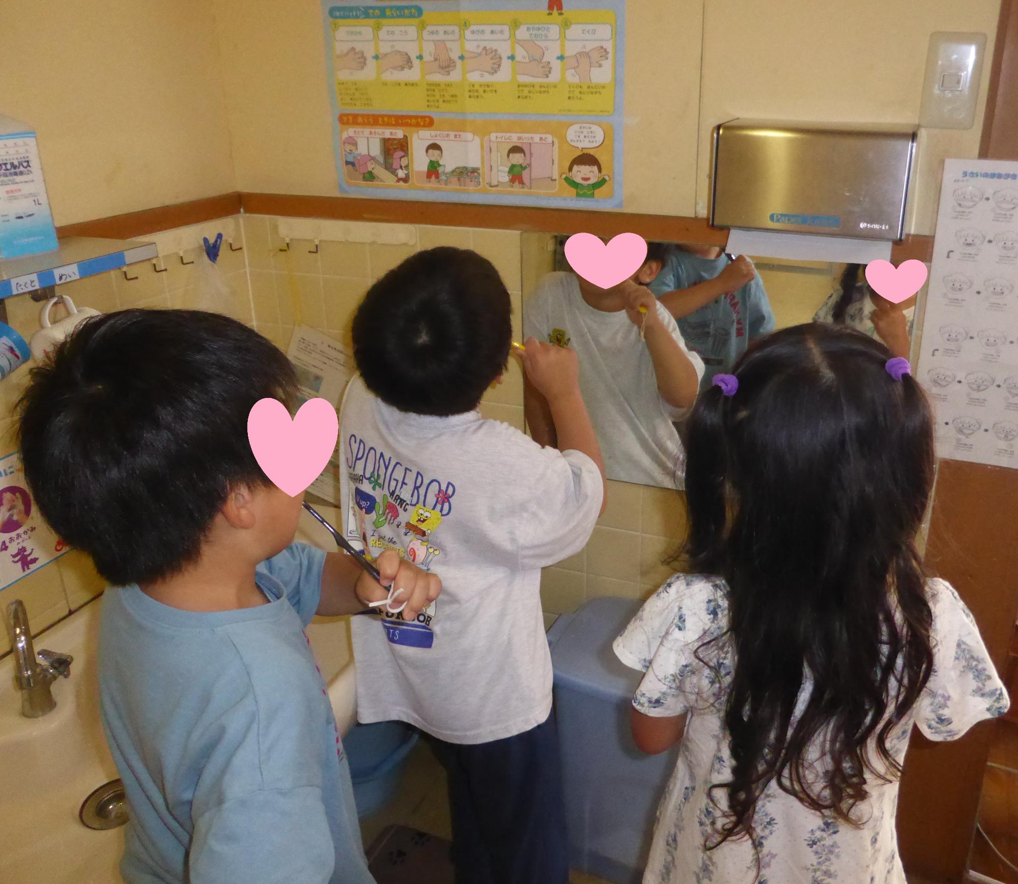 子どもたちが、歯みがきを丁寧にしています。