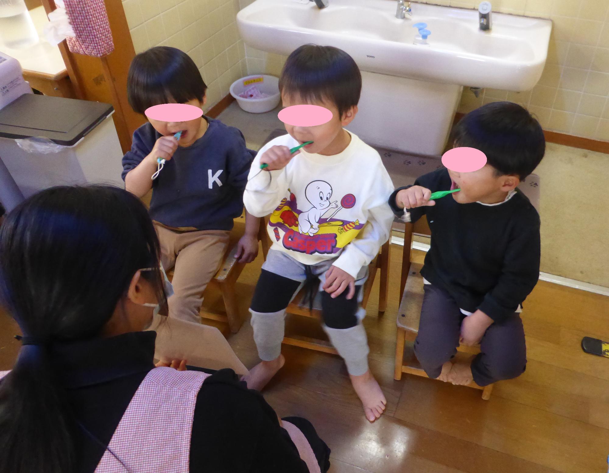 3歳児が看護師から、歯みがき指導を受けています。