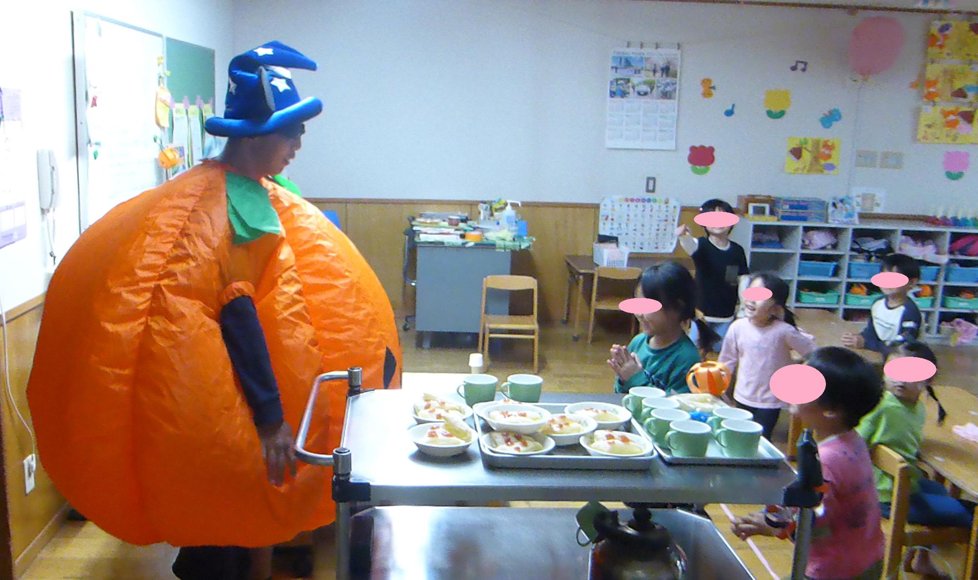今日はハロウィンで、職員が仮装をして、おやつの配膳にきました。