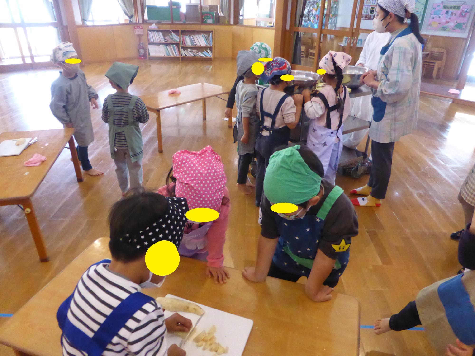 さつまいもを包丁で切っています。