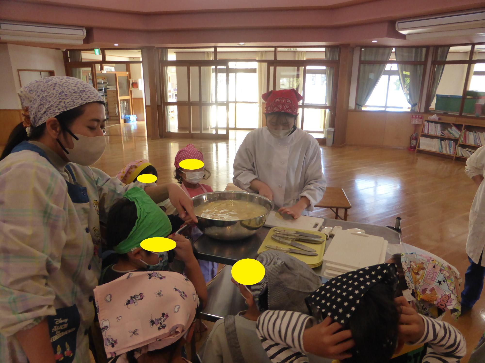 子どもたちが切ったさつまいもを見ています