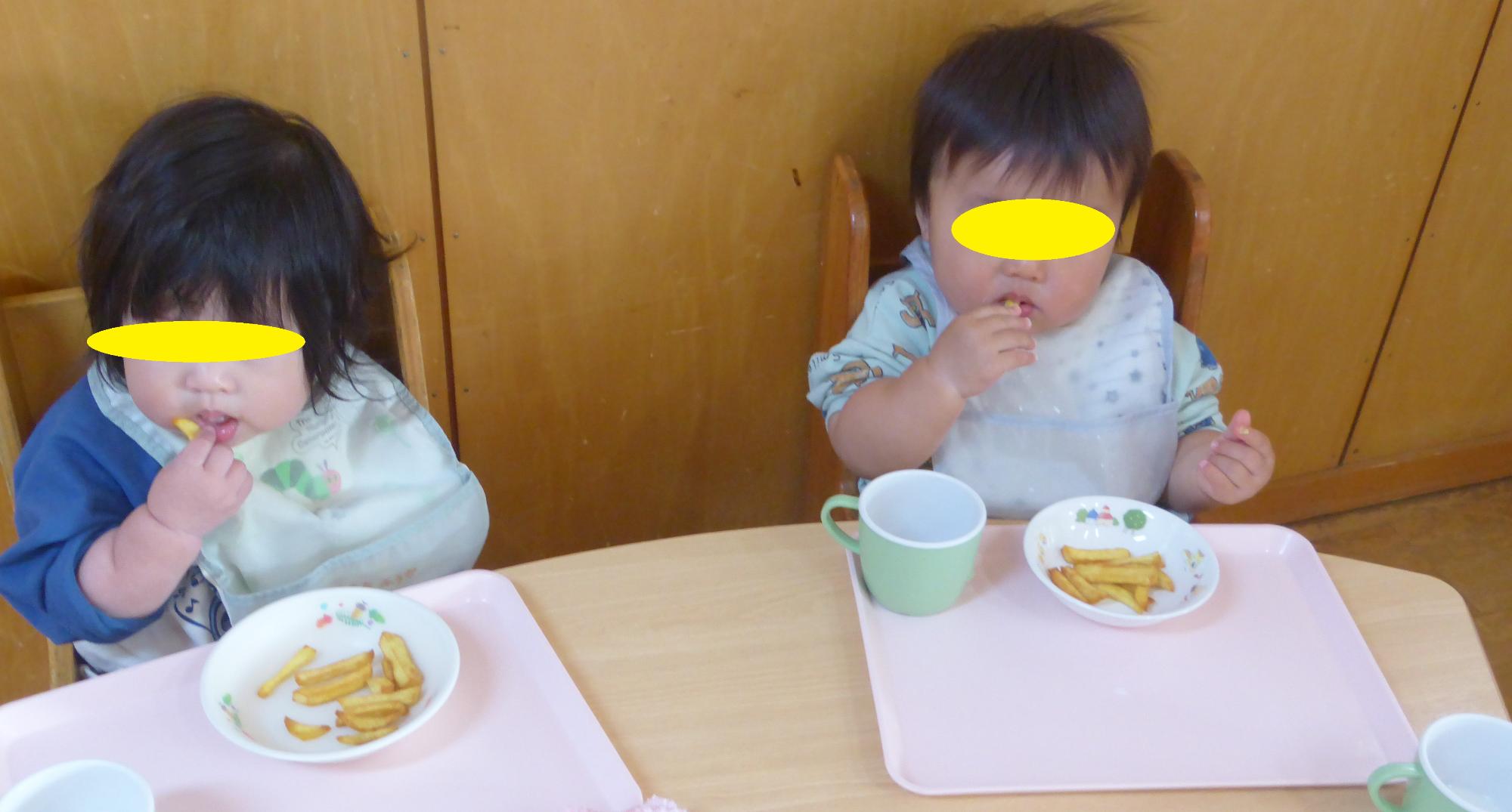 ちゅうりっぷ組の子がおいしそうにほおばっています。