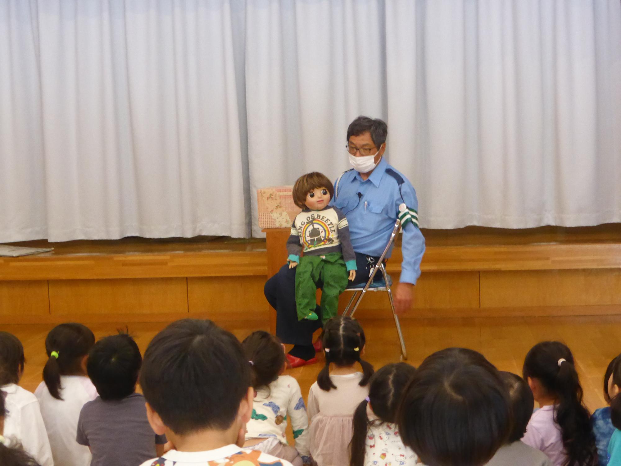 腹話術のケンちゃん人形を見ています。