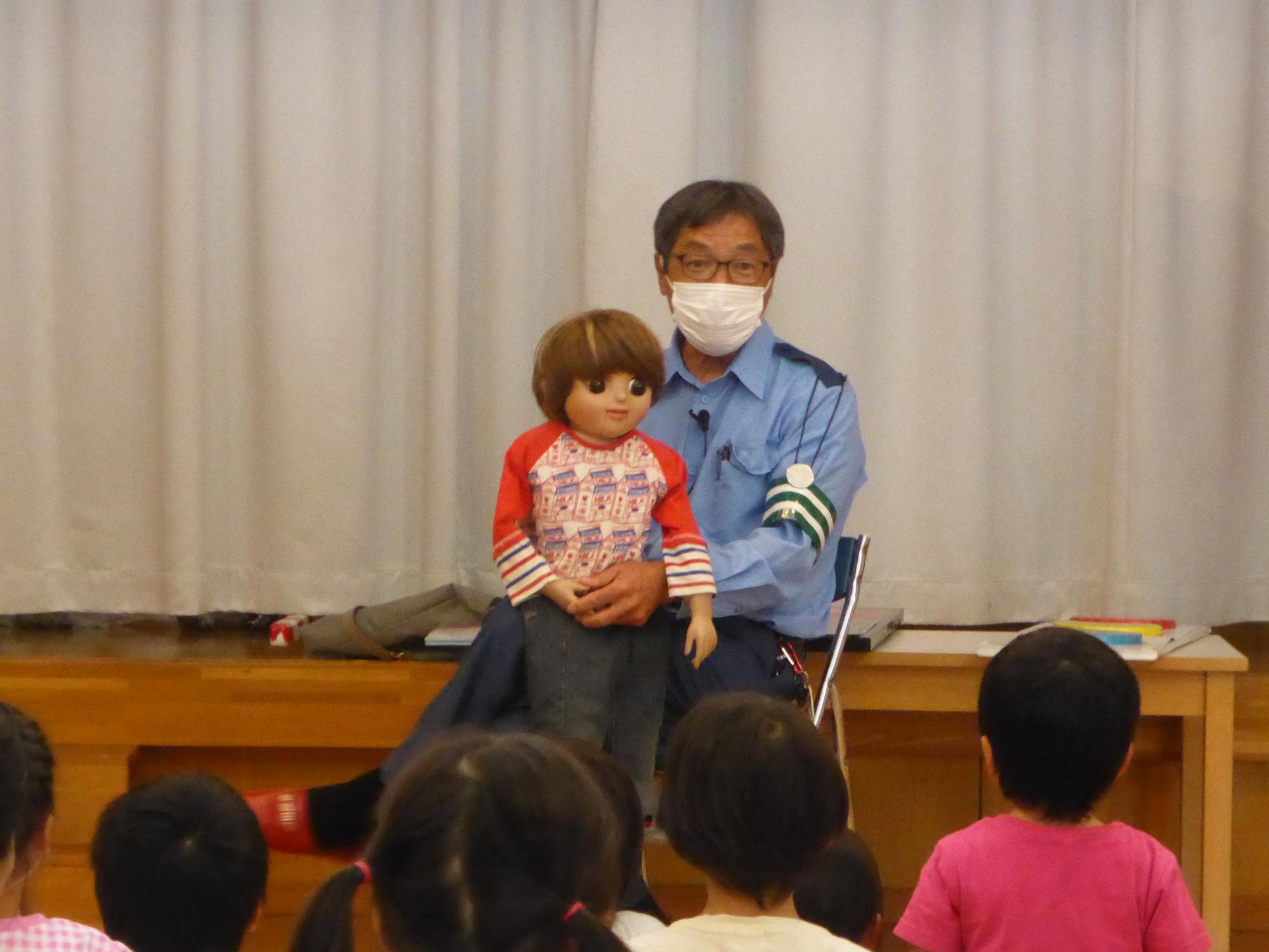 交通安全教室に、腹話術のケンちゃん人形が登場して、こどもたちは大喜びしています。
