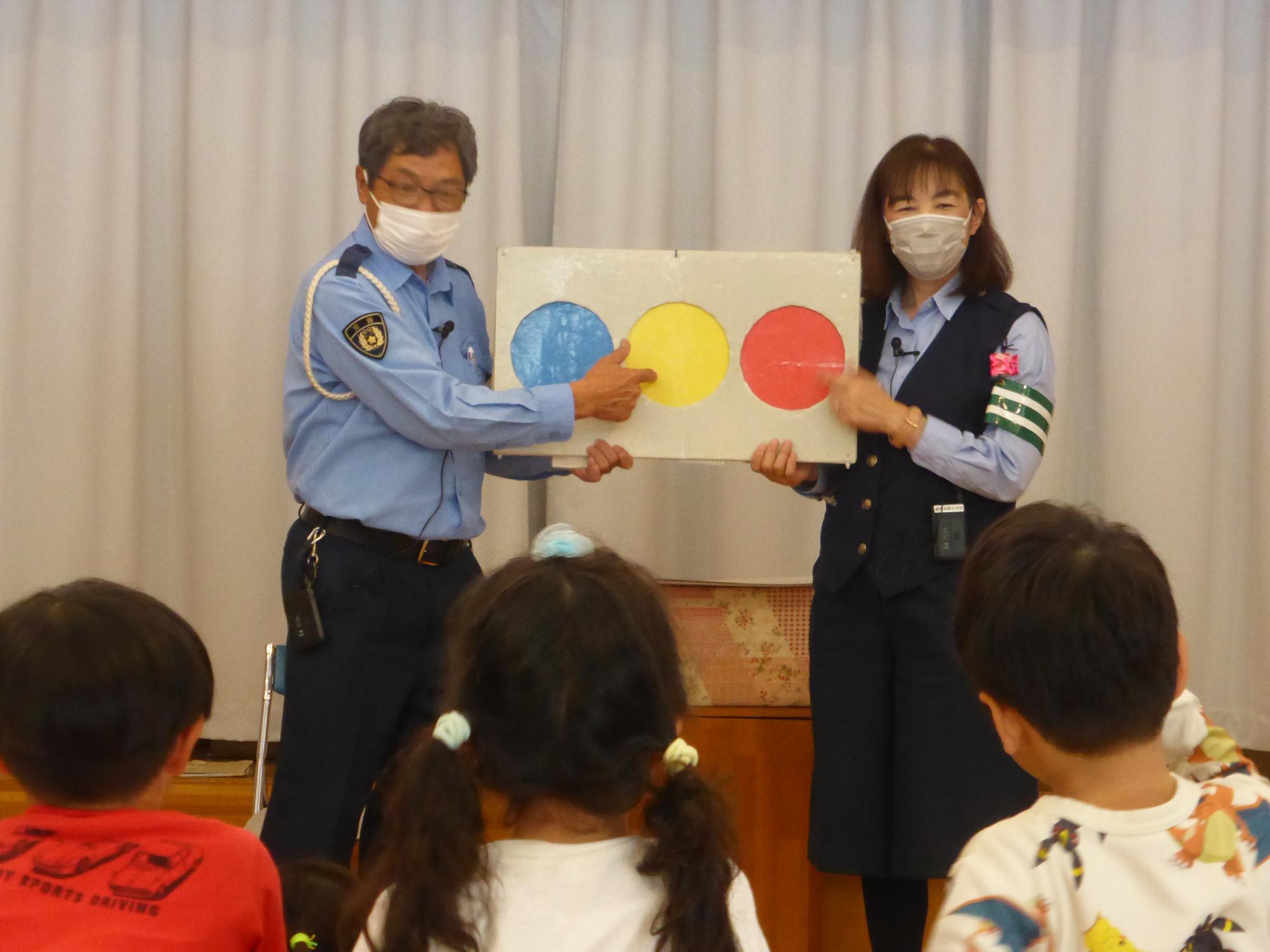 交通安全教室があり、信号機の見方を教わっています。
