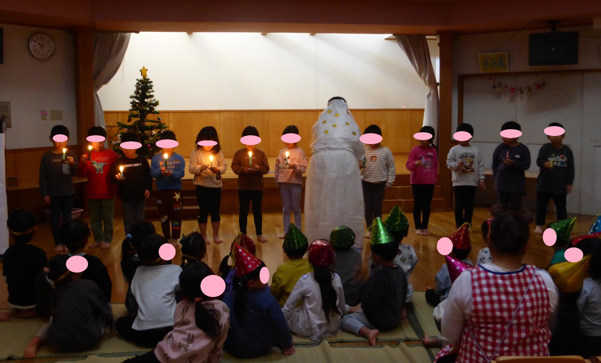 クリスマス会で、キャンドルサービスをしています。