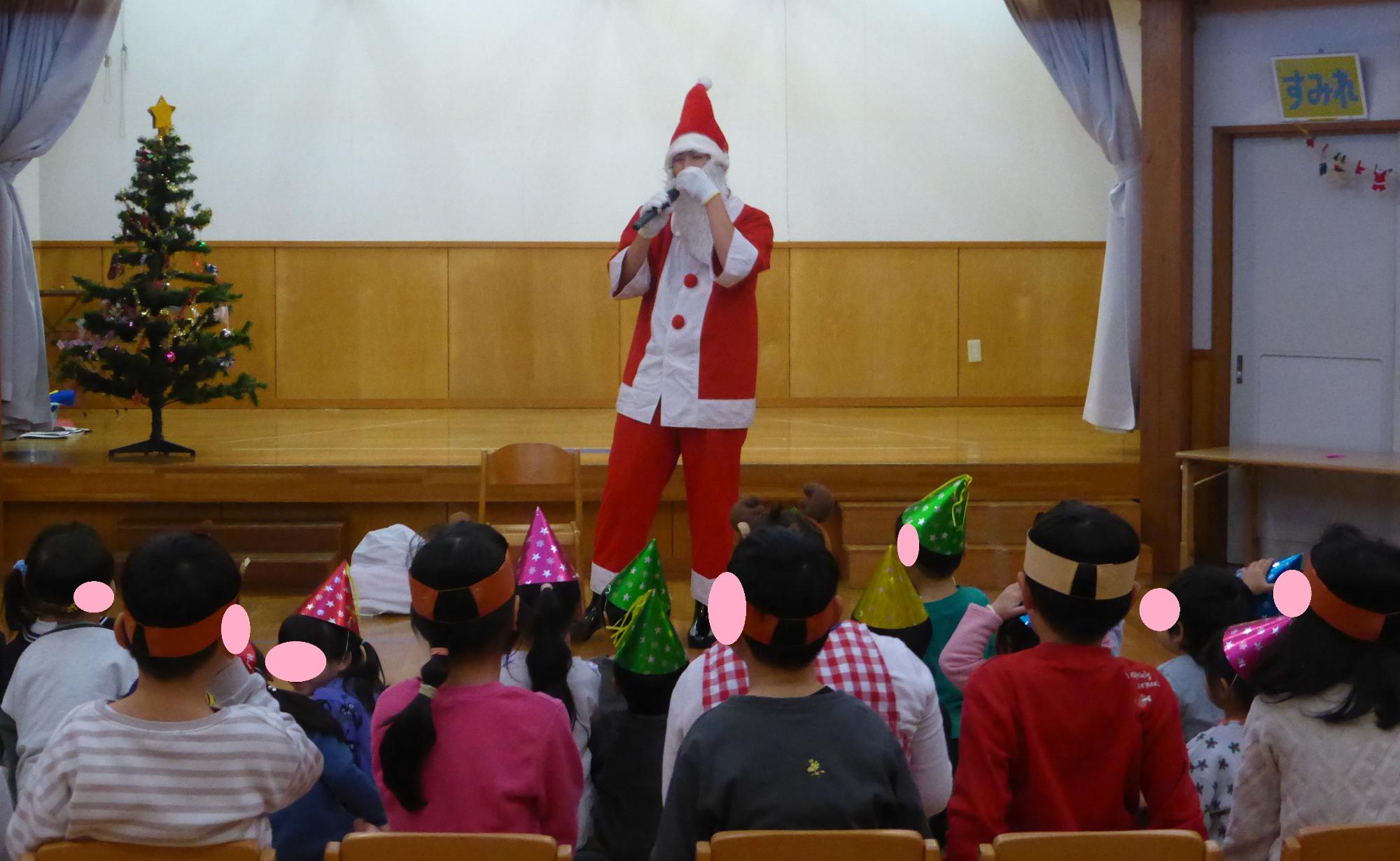 サンタクロースの登場で子どもたちが大喜びしています。